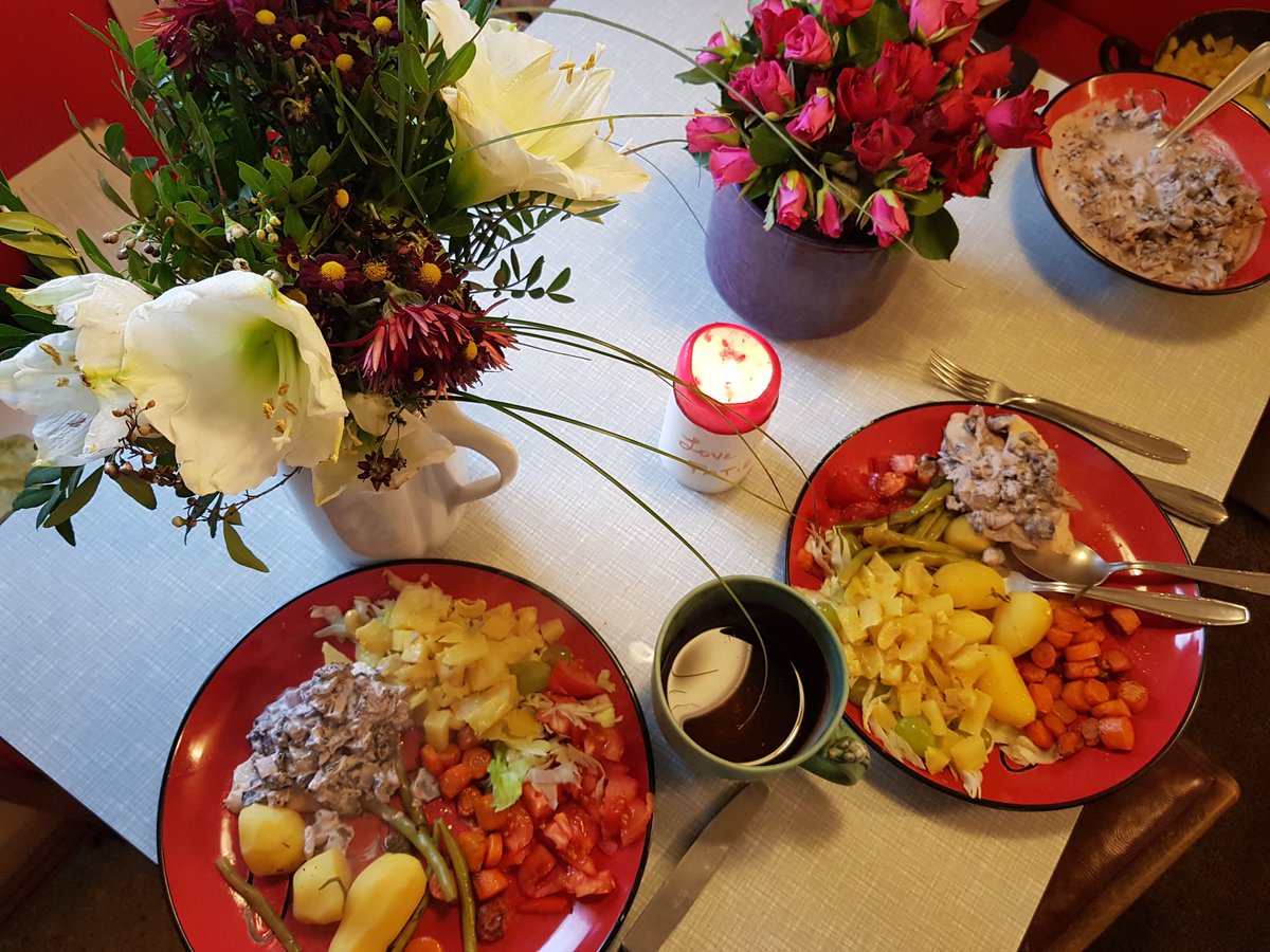 MarionFiedlerTN's tweet photo. I cooked for my band members individually or brought them food. I would share with any supporter ... feeling thankful! So, if you are hungry come by 😊😀☺️
#aMarionThang #bandlife #teatime #healthycooking #yummy #foodporn #flowersonthetable #candle #RollingOn https://t.co/LYKkIXJ8TQ