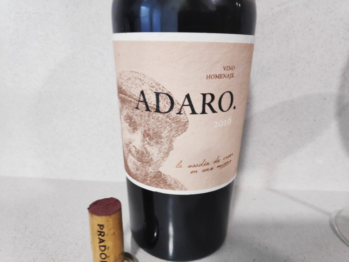 dherrero81's tweet photo. #Adaro de @PradoReyBodegas  @DORibera  🍷🍷 🔝 acompañando a unas super manitas de ministro 🐖🐖 hacen de este viernes un #superviernes #FelizViernes a todos 😁 https://t.co/tTzIpPOQ5i