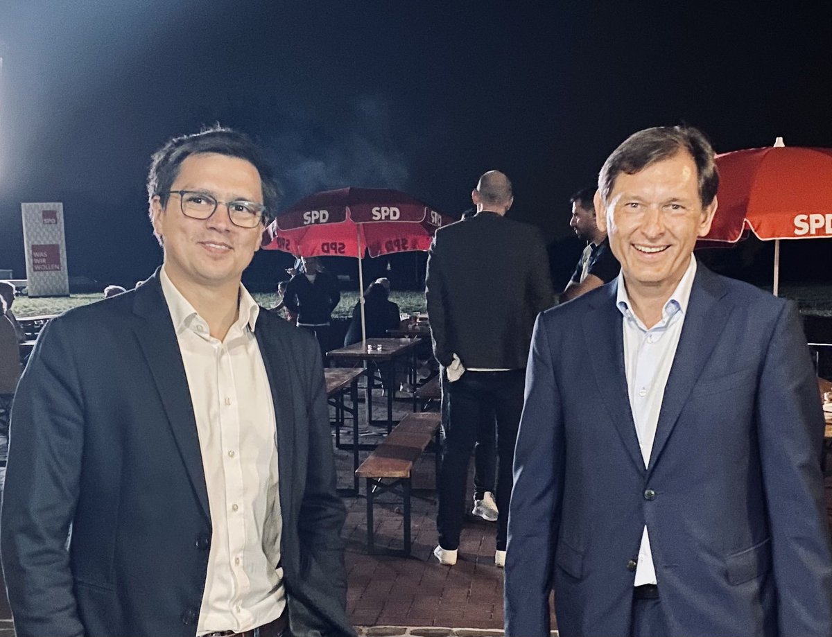 alexander_vogt's tweet photo. Unser Herner Oberbürgermeister Dr. Frank #Dudda ist Vorsitzender der Verbandsversammlung beim #RVR! 👍 Herzlich Glückwunsch und viel Erfolg bei Deiner Arbeit für das #Ruhrgebiet, lieber Frank!
Dem ganzen Team der #SPD mit alles Gute für die vielfältigen Aufgaben. https://t.co/fDQeOsAn99