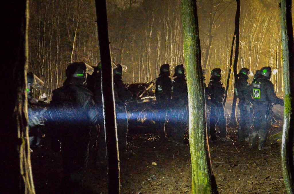 GrauZoneMedia's tweet photo. 1/12 #danni0712 von @TVSlobbe
Der Polizeisturm auf @ObenDanni kam nicht überraschend, setzte aber so früh ein, daß es schwer werden sollte die Besetzung zu formieren 

#DanniBleibt #WaldStattAsphalt #RodungsstoppJETZT #ClimateJustice #SaveAllForests #noplanetB @KeineA49 @Swing4ce https://t.co/mpl8r3lPII