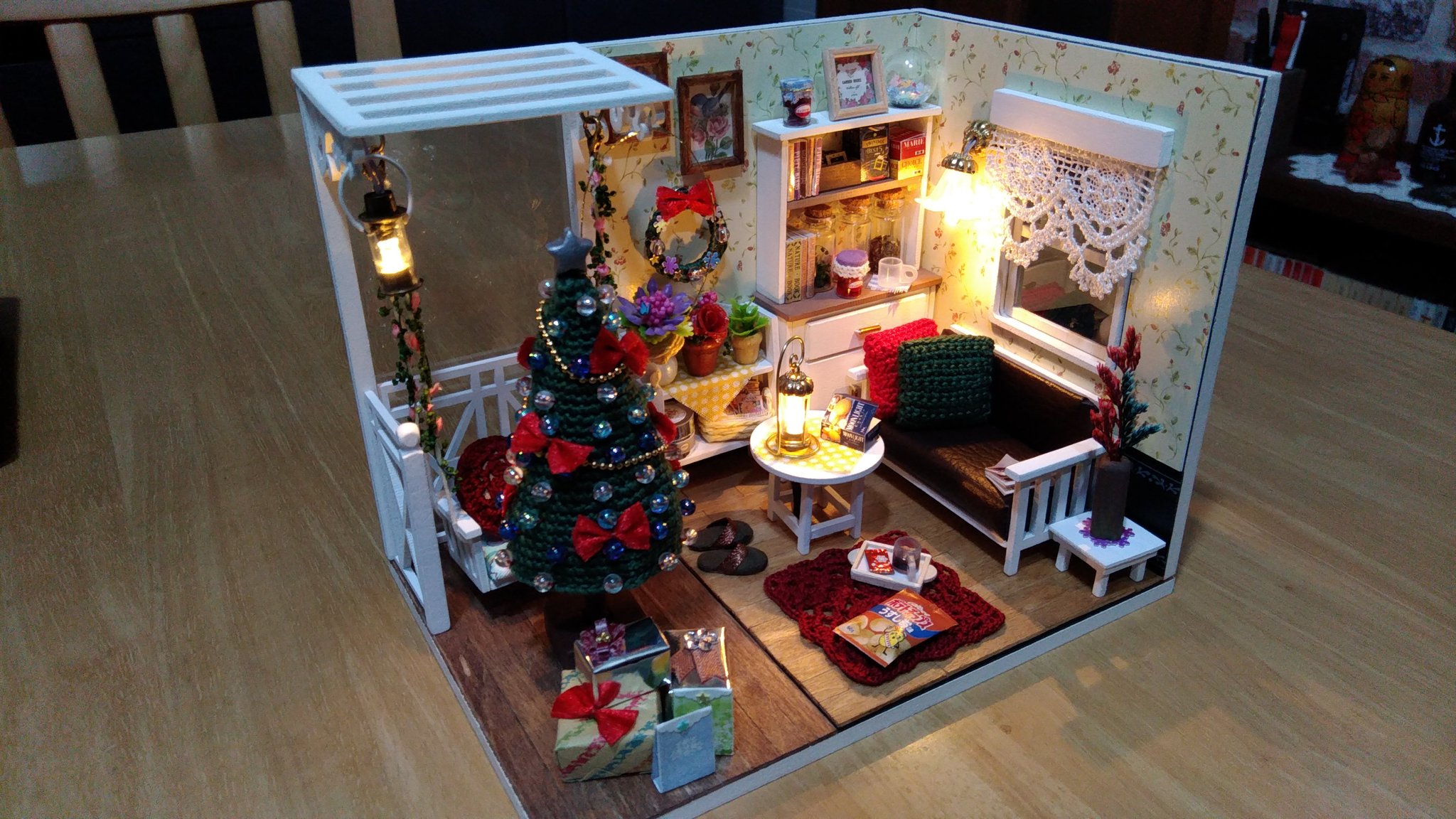 ふぶき 家にあるもので無理矢理ツリーを作って ドールハウスをクリスマス仕様にしました なぜかお菓子の箱のミニチュアも