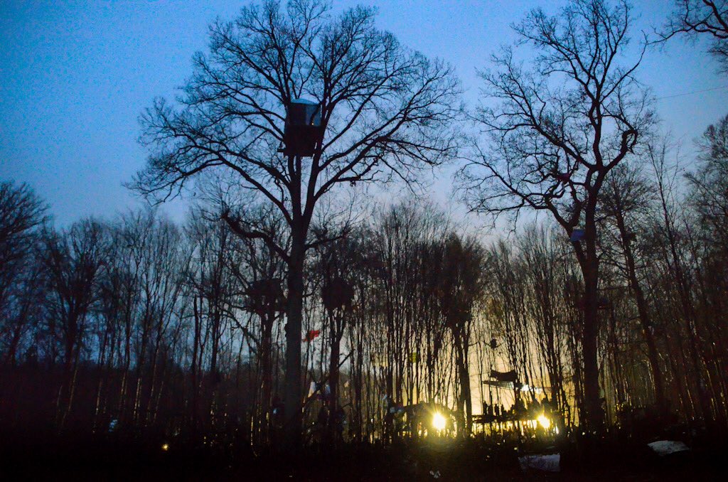 GrauZoneMedia's tweet photo. 2/12 #danni0712 von @TVSlobbe
Bei Sonnenaufgang zeigte sich jedoch, daß den Kräften ein aufwendiger Tag bevor stand. @ObenDanni war gespickt mit @Swing4ce und Einzelbesetzungen

#DanniBleibt #WaldStattAsphalt #RodungsstoppJETZT #ClimateJustice #SaveAllForests #noplanetB @KeineA49 https://t.co/eoof6ivDfP
