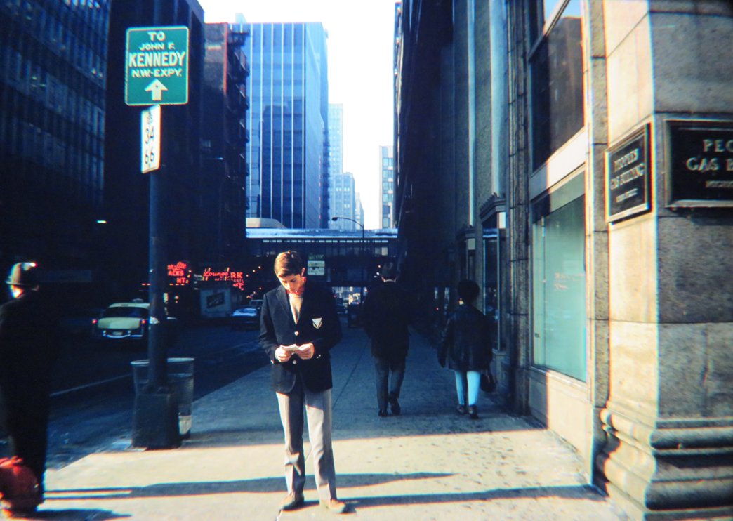 Otra imagen de diciembre de 1967, en la gira de <a href="/GuilleVilasOK/">Gᴜɪʟʟᴇʀᴍᴏ Vɪʟᴀs</a> a los Estados Unidos para jugar juveniles. Aquí, durante su breve escapada a Nueva York, portando el saco oficial de la <a href="/AATenis/">Asociación Argentina de Tenis</a> como representante argentino. Tuit generado por: EP|Press