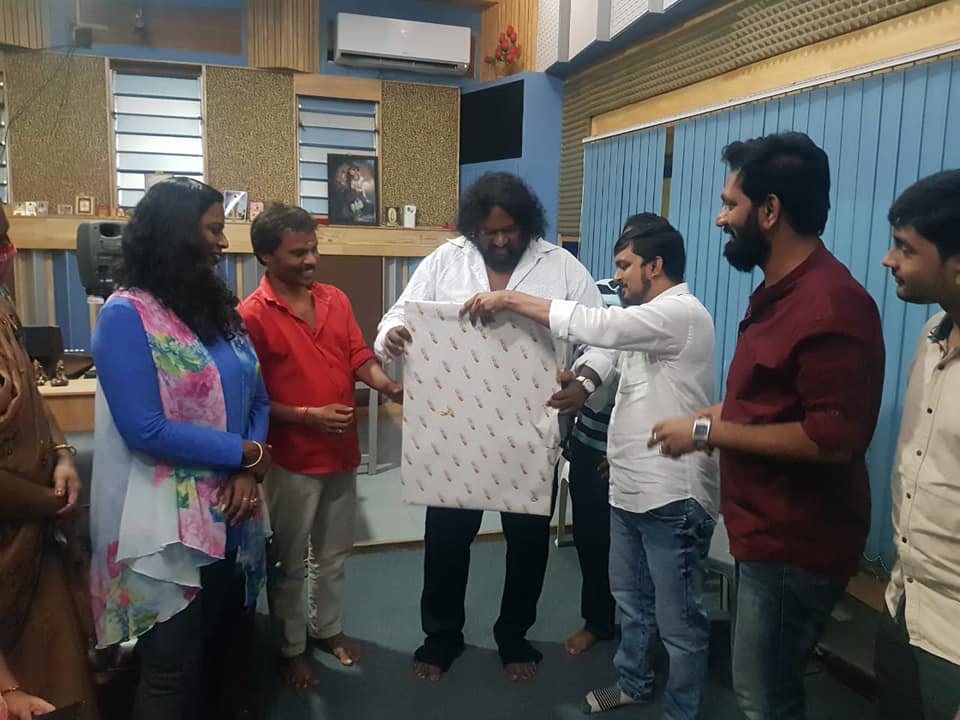 mugamariyan's tweet photo. First look launch function of #Mugamariyan at Music Director #SrikanthDeva studio!
@dilipmjugmailc1 #kirankumar #gayathriremaIyer #YGMahendran @gsuzane @puvishaofficial @FilmSaimora #Kalidass #Radhika @VipindVRaj #MageshKDev
๐ https://t.co/Bv9BDu58MN
#AmericanAnglePictures https://t.co/5biGdvNHwn
