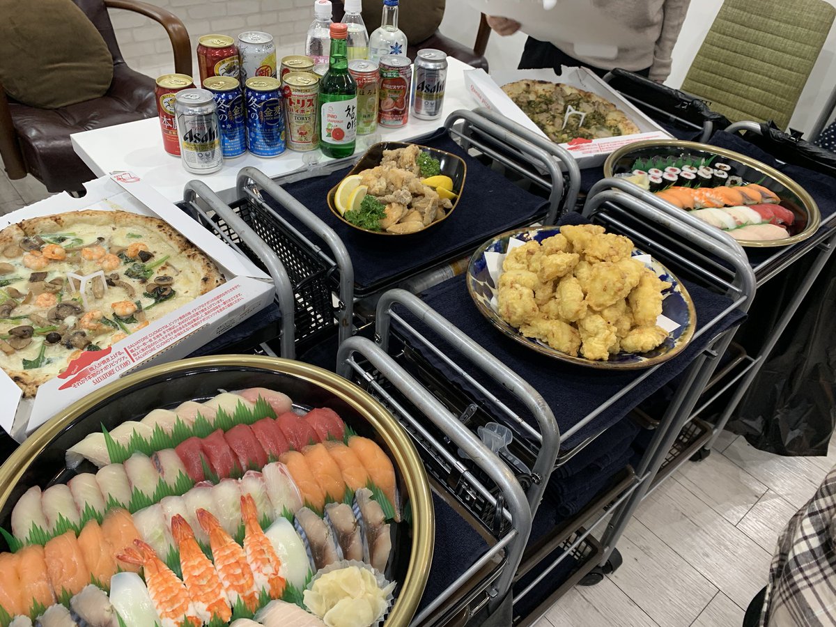 Sawa097's tweet photo. 今年はコロナの為
店内忘年会🍺🍕🍣✨✨✨
2020年ラストも
みんなで頑張ってCIELを
盛り上げていきましょう💪🏻❤️

山下社長ありがとうございます😊！

#CIEL
#福岡
#��神
#美容室 https://t.co/q3vhw25FJc