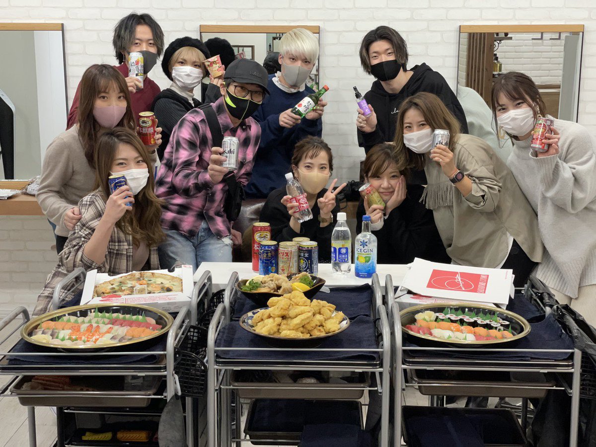 Sawa097's tweet photo. 今年はコロナの為
店内忘年会🍺🍕🍣✨✨✨
2020年ラストも
みんなで頑張ってCIELを
盛り上げていきましょう💪🏻❤️

山下社長ありがとうございます😊！

#CIEL
#福岡
#��神
#美容室 https://t.co/q3vhw25FJc