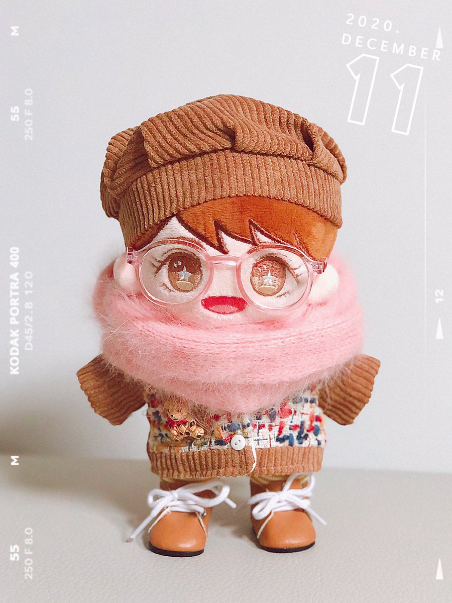 #아카한솔 #세븐틴인형 

목도리: <a href="/bubbletea_dgnb7/">⭐버블티 옷장⭐</a>
안경: <a href="/baebaestore/">배배스토어🌻</a>
신발: <a href="/monkle_closet/">몽클로젯☁️(아이돌 인형 옷장)</a>
모자, 옷세트: @Doll_fall_in