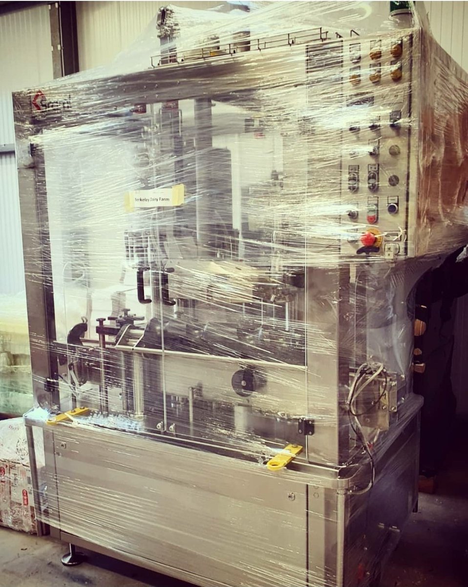 equip_core's tweet image. Ravi de voir la ligne d'embouteillage Sraml vendue par Core arriver dans sa nouvelle maison ! Cette machine de remplissage sera utilisée pour embouteiller des bouteilles cylindriques en verre de 750 cl avec 10 buses de remplissage et une capacité de 2500 bouteilles par heure.