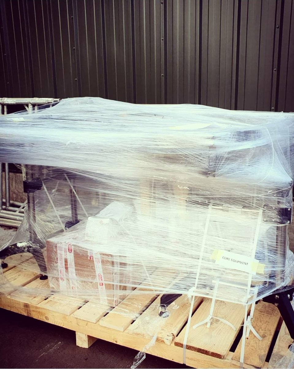 equip_core's tweet image. Ravi de voir la ligne d'embouteillage Sraml vendue par Core arriver dans sa nouvelle maison ! Cette machine de remplissage sera utilisée pour embouteiller des bouteilles cylindriques en verre de 750 cl avec 10 buses de remplissage et une capacité de 2500 bouteilles par heure.