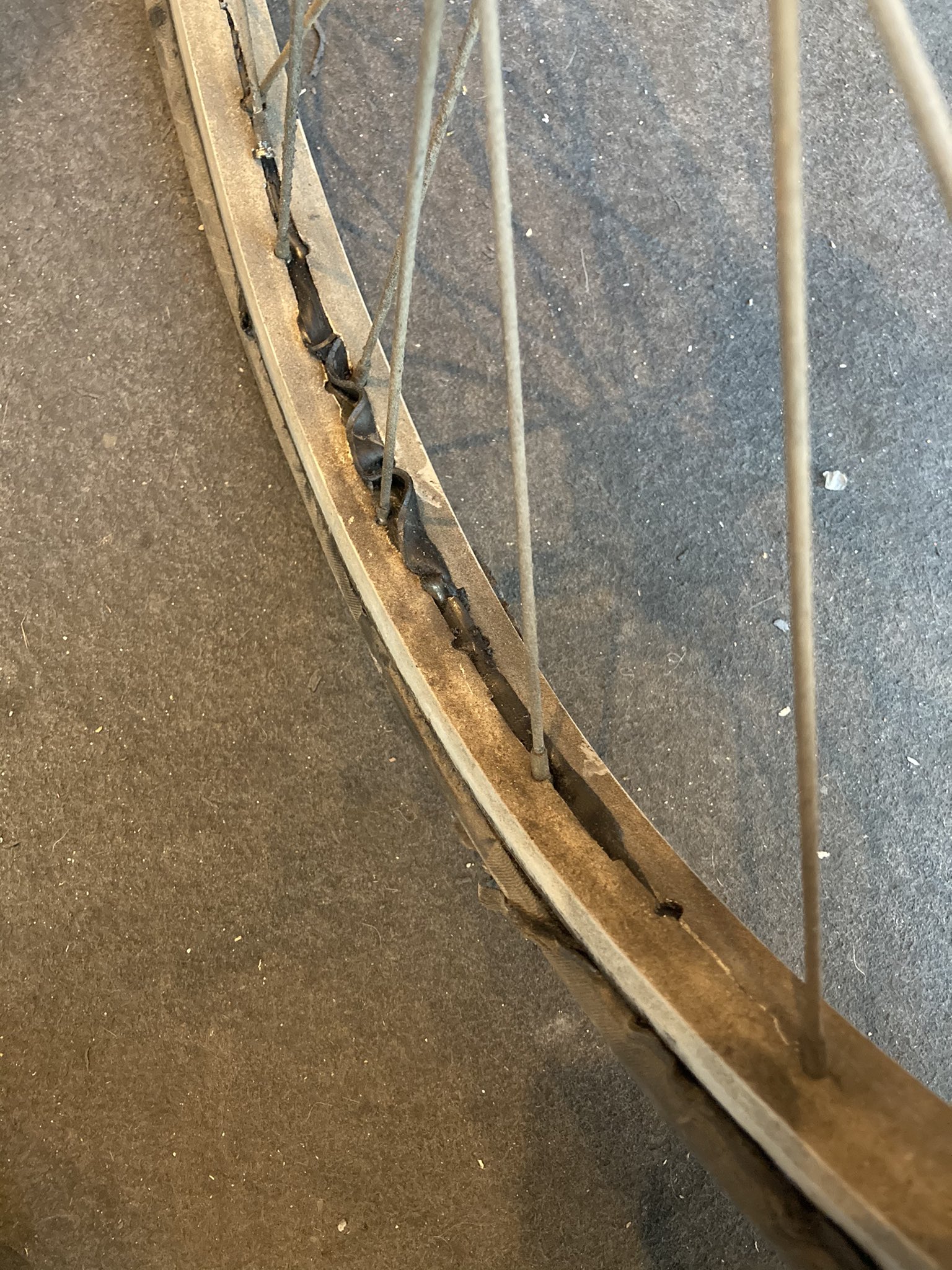 Uzivatel 自転車屋 ガット Na Twitteru 先日のお仕事 ノーパンクタイヤを装着したホイールのリムが裂けるように破断していました ノーパンクタイヤ パンクしない事はもちろん最大のメリットなのですが やはり乗り心地や車輪へのダメージなどのデメリットも多く導入前