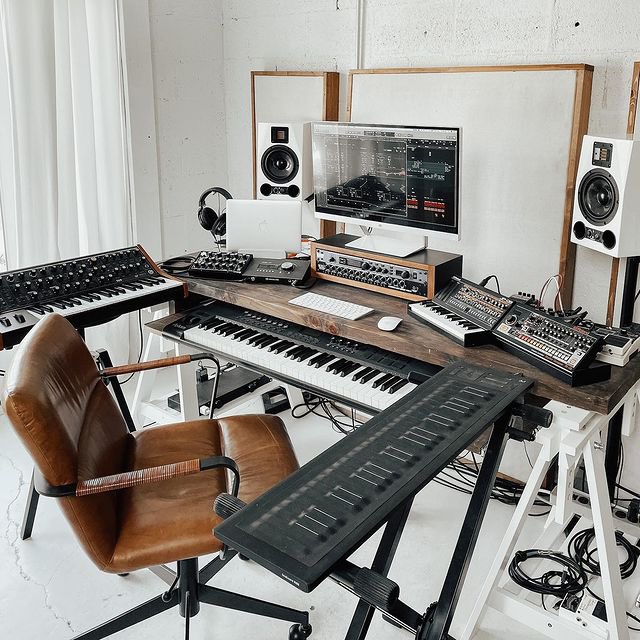 Mood color: white 🤍🎹🥛☁️

#mixupload #studio #inspiration #homestudio #studiogear #synthporn #synthesizers #synthesizer #moogsynthesizer #apollox4 #roland #adamaudio #beyerdynamic #roli #maudio #lexicon #aira #rolandaira #musicproducer