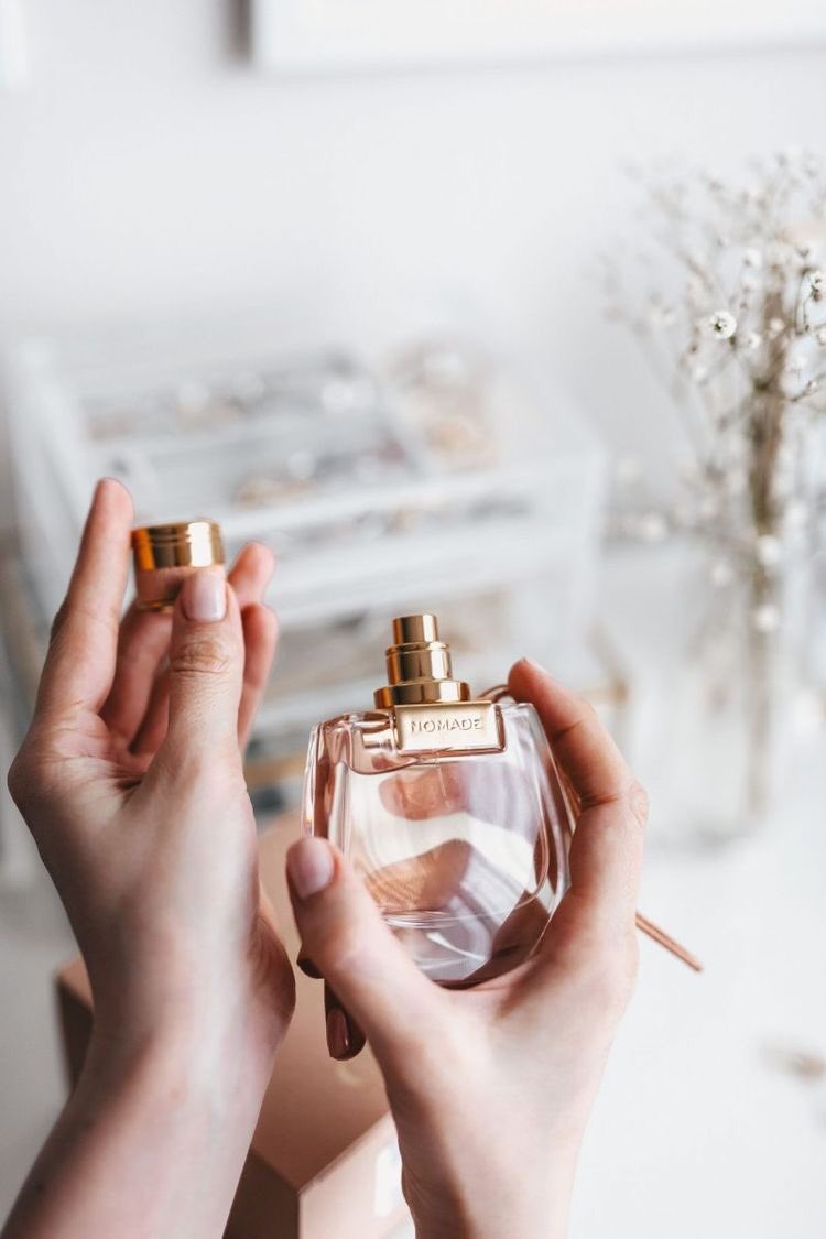 12. Chloe Nomade 75 ML EDP RM 380.Sejenis yang mahukan bau yang tak sama dengan orang lain. Nomade dibuat untuk anda. Top notes adalah Mirabelle, peach, bergamot. Heart notes freesia dan jasmine. Base notes pula adalah patchouli dan musk. Ketahanan: Harga: 