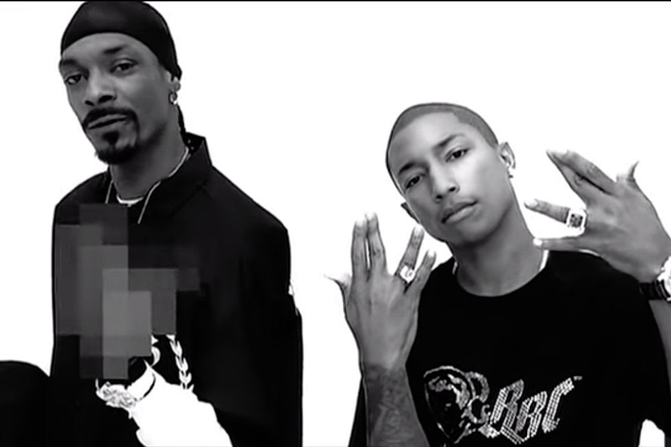 RapDailyx's tweet image. 16 years ago today, “Drop It Like It’s Hot” by Snoop Dogg and Pharrell reached No. 1 on Billboard Hot 100. 🔥