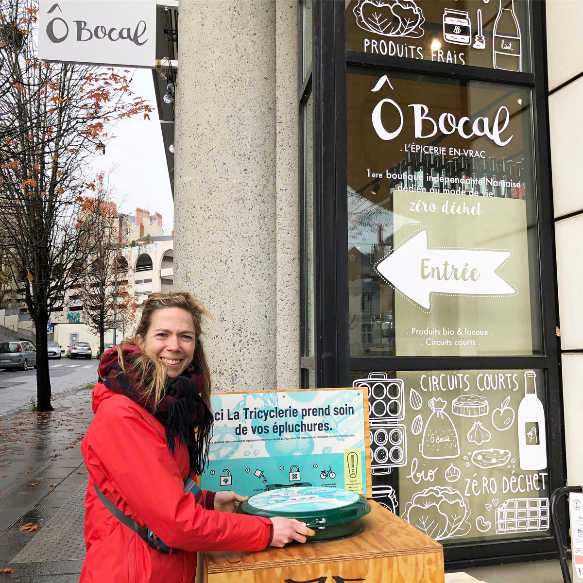 {Le bilan épluchures} De notre 1er mois de point de collecte <a href="/Latricyclerie/">La Tricyclerie</a> 🥦🥕 165kg de biodéchets ramassés à vélo ! Oh yeah merci à vous ! Ils permettent de générer 55kg de compost et d’enrichir 18m2 de terres 💪🏻 Le compost est ensuite vendu en vrac à la droguerie 🌱 #Nantes