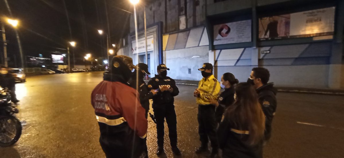 GuardiaCuenca's tweet photo. La noche de ayer la #GuardiaCiudadana en conjunto con @emov_ep @CSC_CUENCA @PoliciaEcuador @azuayinten @FFAAECUADOR participamos en un operativo interinstitucional de seguridad en el sector del Estadio.

Cada institución realizó los controles en el ámbito de sus competencias. https://t.co/gJQ1sWdfMC