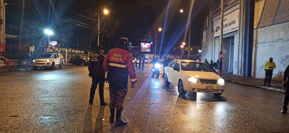GuardiaCuenca's tweet photo. La noche de ayer la #GuardiaCiudadana en conjunto con @emov_ep @CSC_CUENCA @PoliciaEcuador @azuayinten @FFAAECUADOR participamos en un operativo interinstitucional de seguridad en el sector del Estadio.

Cada institución realizó los controles en el ámbito de sus competencias. https://t.co/gJQ1sWdfMC
