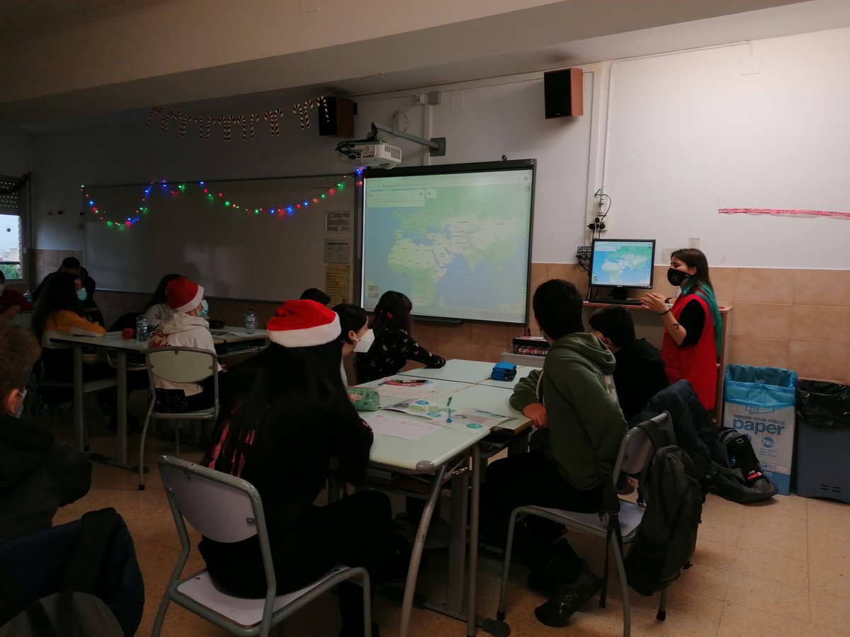 Lsceraldi's tweet photo. Els alumnes de 2ESO de #JEGràcia han "Estirat del Fil" de la mà de @sostAMB Molt agraïts per l'activitat per despertar consciències sobre com i que consumim a l'hora de vestir-nos. En aquestes dates més que mai #comsumresponsable Som #escolesostenibles #HoritzoMésVerd https://t.co/xB8fKM1yWJ