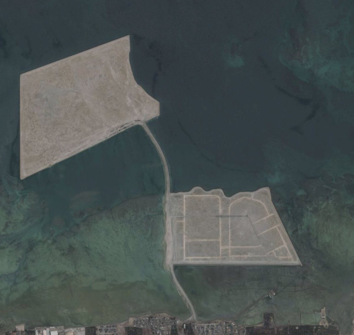 The Nurana Islands are part of the larger Marsa Al Seef Project, consisting of residential villas and office spaces to meet the growing demand of the Bahraini population. Land reclamation is ongoing and only the first phase has been completed.