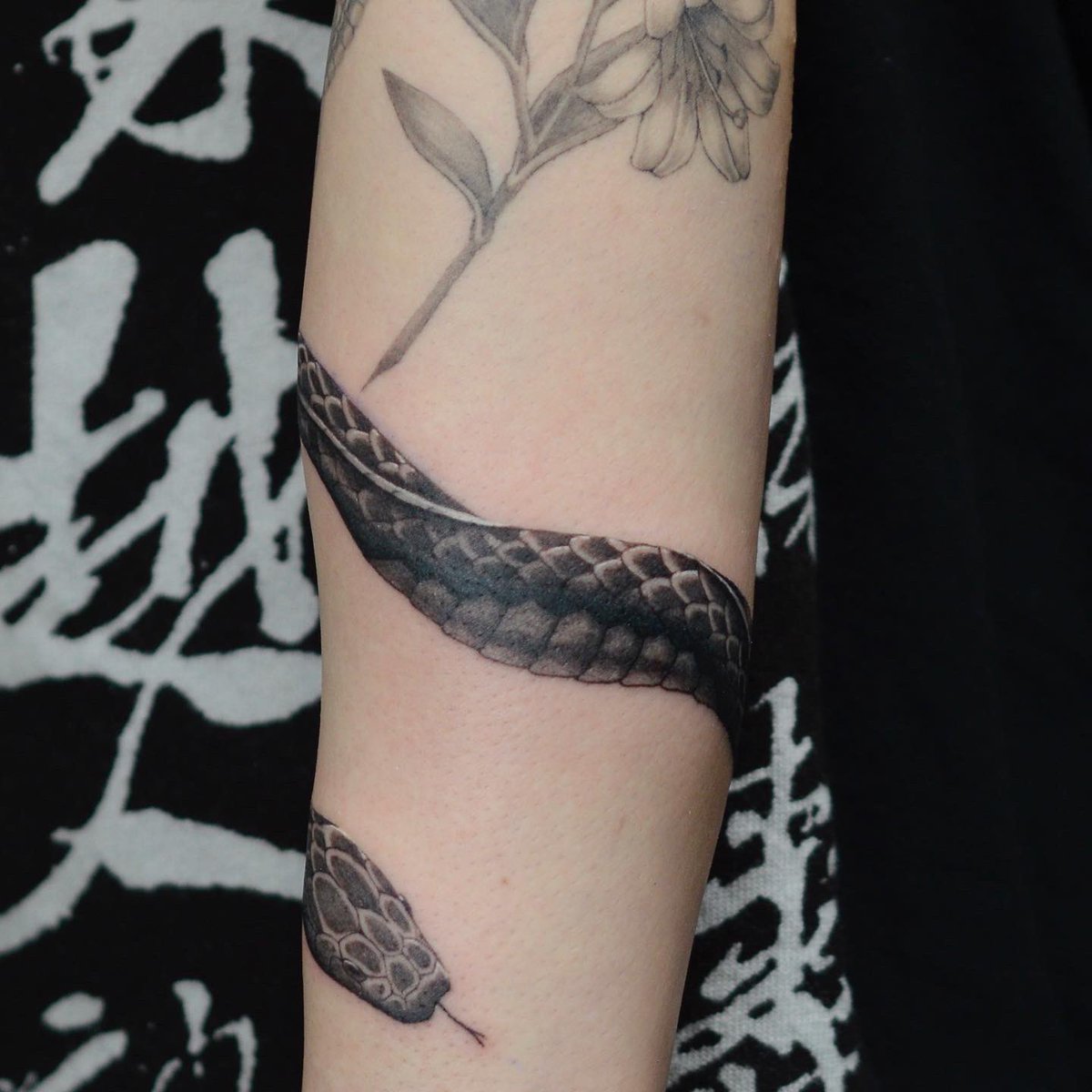 Twitter 上的 Mizuki Tattooist 腕に巻き付く蛇のタトゥー𓆙 タトゥー 蛇タトゥー 蛇 ウロコ タトゥーデザイン ブラックアンドグレー T Co Jhoxzsrzsy Twitter