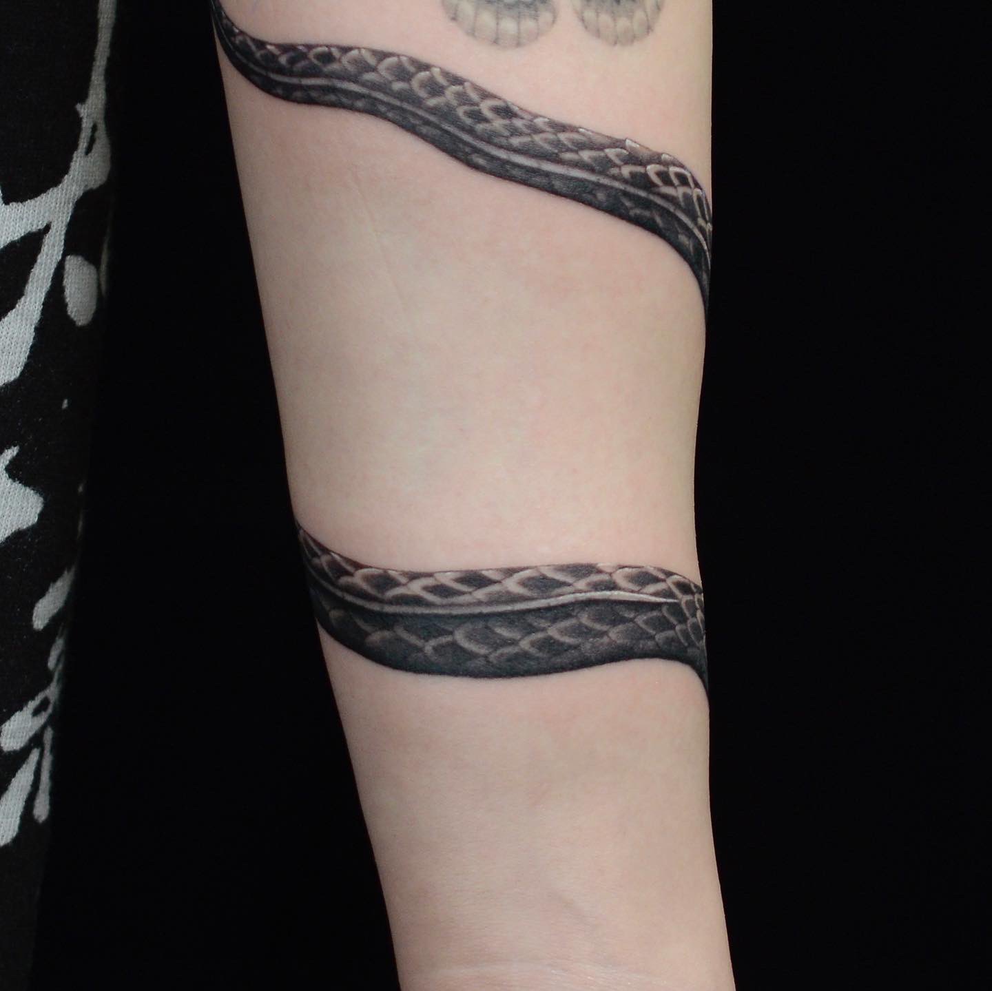 Mizuki Tattooist 腕に巻き付く蛇のタトゥー𓆙 タトゥー 蛇タトゥー 蛇 ウロコ タトゥーデザイン ブラックアンドグレー Mizuki Tattooist 腕に巻き付く蛇のタトゥー𓆙 タトゥー 蛇タトゥー 蛇 ウロコ タトゥーデザイン ブラックアンドグレー
