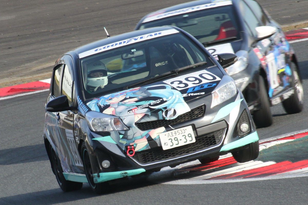初音レーシング 12 13 日 に富士スピードウェイで開催されるネッツカップヴィッツレースに Maemae 30選手が参戦します 390号車 Lets初音レーシングヴィッツ 年間続いたヴィッツレースの最終レース ミクヴィッツがサーキット走るのもこれで最後 初音レーシング 12 13 日 に富士スピードウェイで開催されるネッツカップヴィッツレースに Maemae 30選手が参戦します 390号車 Lets初音レーシングヴィッツ 年間続いたヴィッツレースの最終レース ミクヴィッツがサーキット走るのもこれで最後