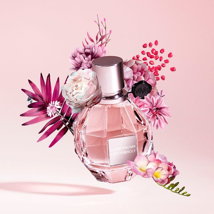 20.Flower Bomb by V&R 100 ML EDP RM450.This is the epitome of all flowers at one go. A bit pricey but worth the money. You can go broke for this one dan bila pakai sumpah boipren awak tak cari lain. Tunggu jela rombongan meminang datang.Ketahanan: Harga: 