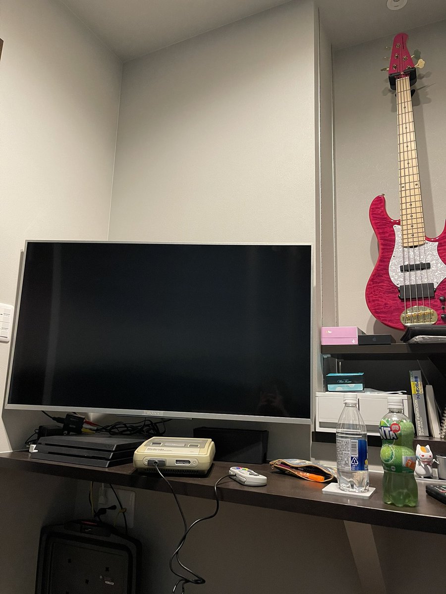 みゃ En Twitter 3畳ほどの趣味部屋に43型のテレビはデカすぎて目が疲れるので替えます