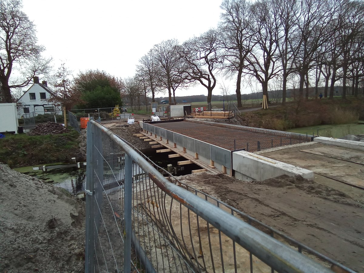 <a href="/Gerwers/">Gerwers</a> Net op tijd klaar voor het weekend en helemaal voorbereid voor het gieten van het wegdek. Maandag gaat de bouwer van de brug <a href="/Gerwers/">Gerwers</a> daar mee beginnen. Het begint op te schieten!
#westenesch #oranjekanaal