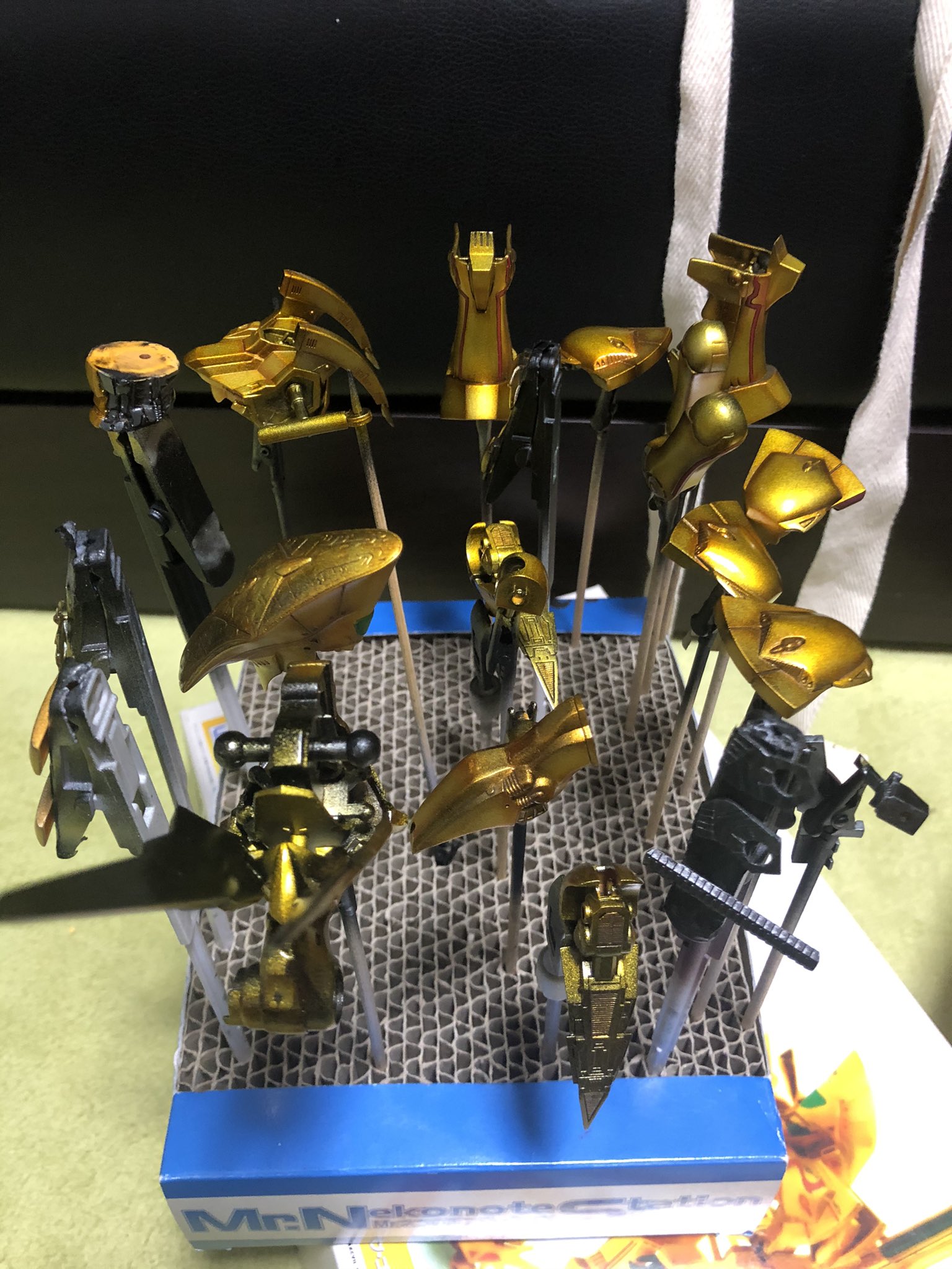 グルート Fss ナイトオブゴールドです 塗装終わりました 下地は黒サフからのシルバー黒立ち上げです それからクリアオレンジをパーツの角とか縁にシャドー吹きしてからの 調色クリアイエローを全体に吹きました あとスミ入れしてデカール貼って