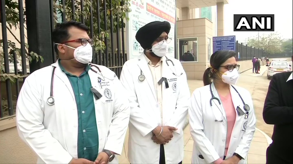 ANI's tweet photo. Delhi: Resident Doctor's Association (RDA), AIIMS sported black ribbons while carrying out their duties today, in protest against Centre's move to allow Ayurveda doctors to perform surgery. https://t.co/6Gq150RBKY