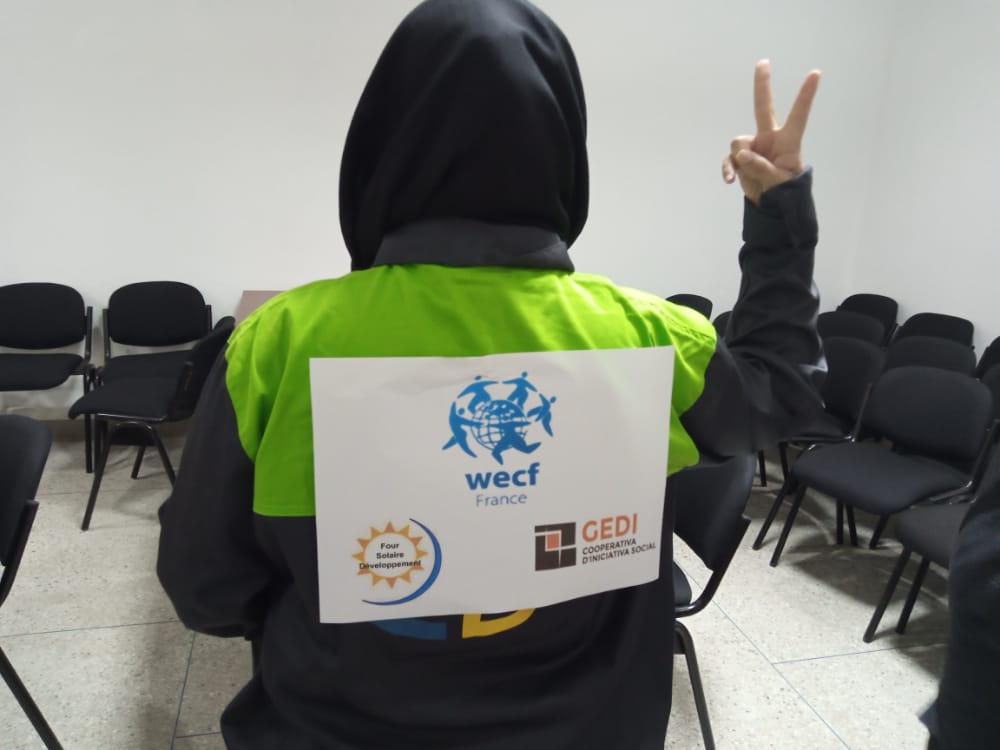 WECF_FR's tweet photo. Tte la semaine, 20 jeunes filles au 🇲🇦 ont suivi une #formation de fabrication de cuiseurs solaires en vue de la création de la 1ere filière locale de #SolutionsSolaires à #Tanger-Tétouan. Bravo à elles pour leur implication!!💪♀️

+ d'info👉 https://t.co/Gn5gXhs2H1 https://t.co/E6NrJkF1yo