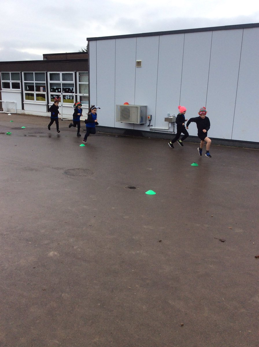 Kingfishers Santa Dash ! #TeamRavensden <a href="/YourSchoolGames/">School Games</a> <a href="/BedfordSSPs/">Bedford SSPs</a> #santasmiles