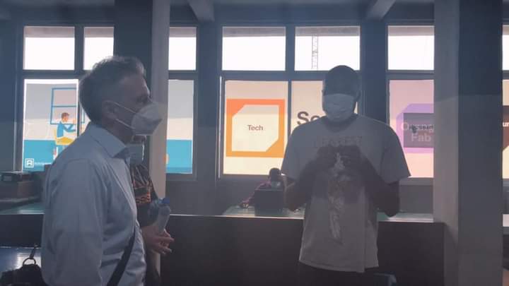 cyberzoneAfrica's tweet image. Présentation des services qu&apos;offre CyberZone à Monsieur Arnim Fischer Directeur du programme #PRADEC GIZ.

L&apos;image est un peu flou mais bon, c&apos;est pas de ma faute