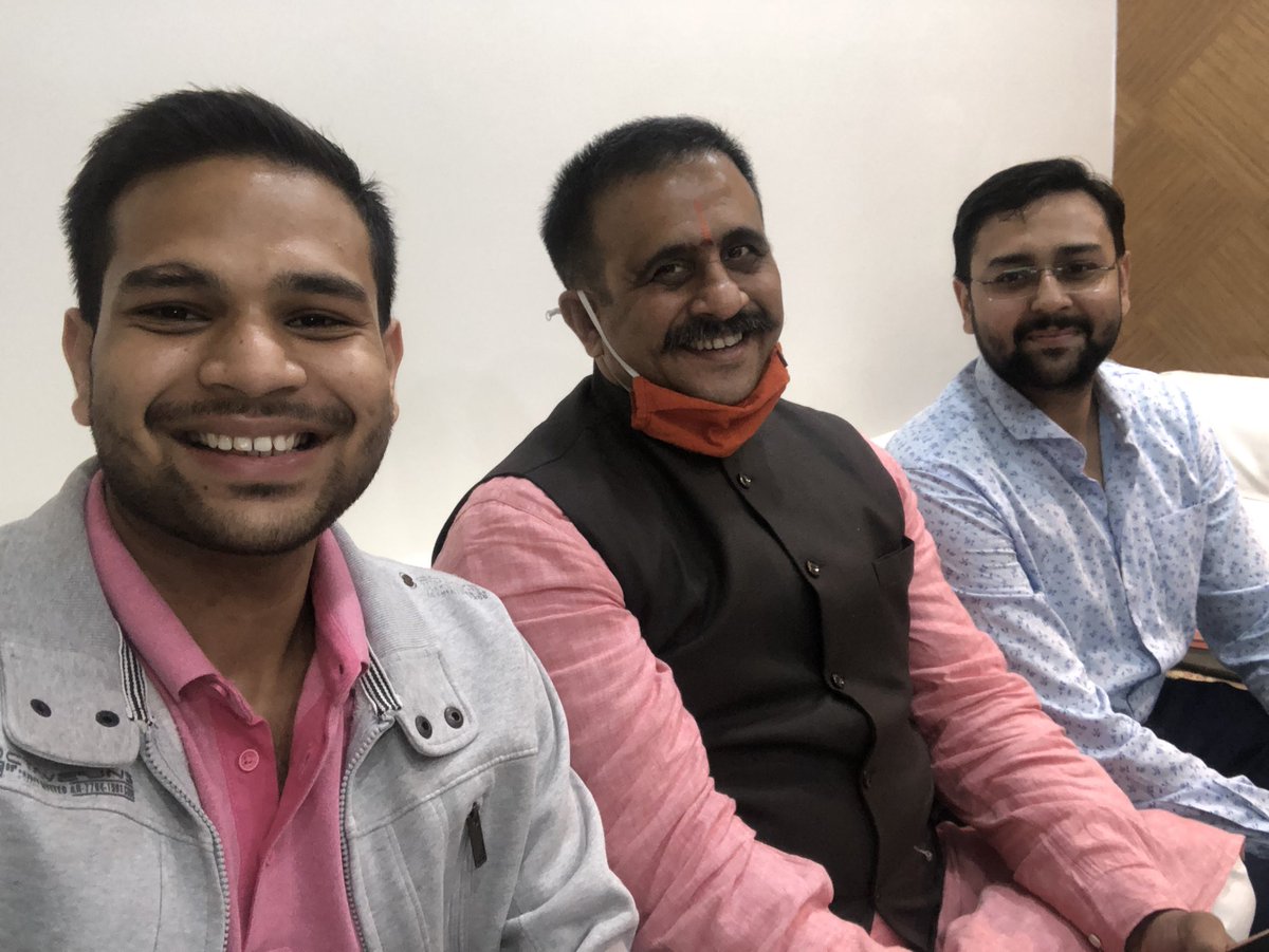 CHGupta30's tweet photo. भारतीय शिक्षण मंडल (राष्ट्रीय स्वयंसेवक संघ) के राष्ट्रीय सचिव एवं भारत की नवीन शिक्षा नीति के कर्णधार अदरणिय मुकुल काणितकर (@mukulkanitkar) जी के साथ निवास स्थान पर परिवार के साथ आतमिय भेंट। https://t.co/33FMTJDbhY