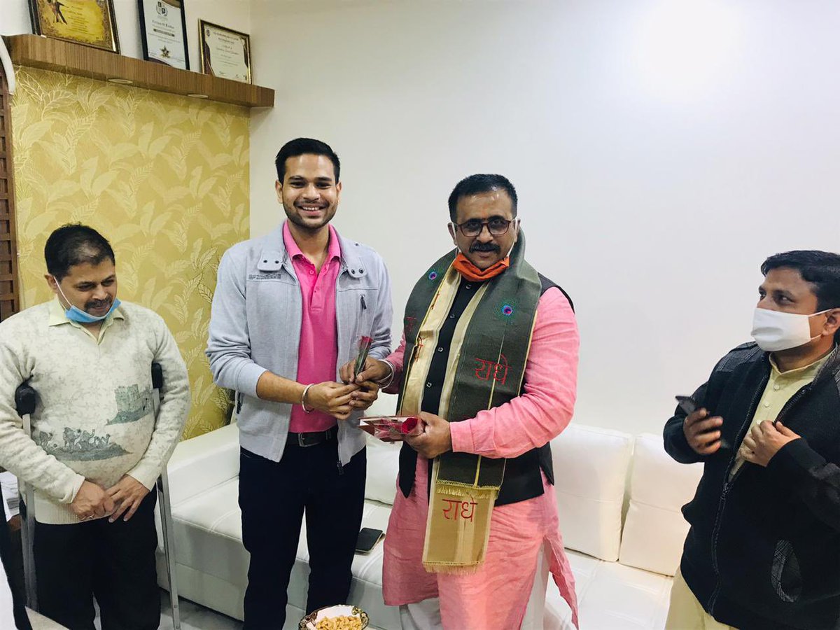 CHGupta30's tweet photo. भारतीय शिक्षण मंडल (राष्ट्रीय स्वयंसेवक संघ) के राष्ट्रीय सचिव एवं भारत की नवीन शिक्षा नीति के कर्णधार अदरणिय मुकुल काणितकर (@mukulkanitkar) जी के साथ निवास स्थान पर परिवार के साथ आतमिय भेंट। https://t.co/33FMTJDbhY