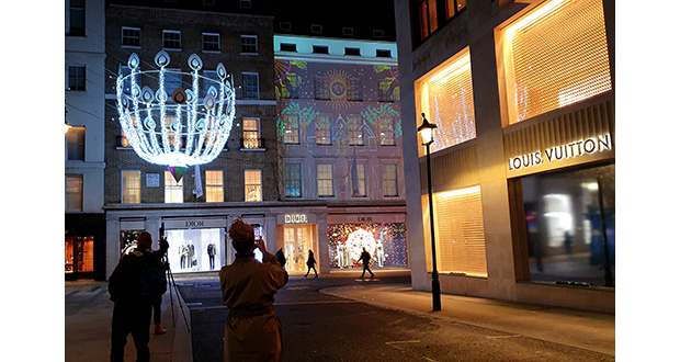 Visual_Displays's tweet photo. Luxury fashion brand Dior’s flagship London store has launched its festive Christmas display, unveiling an entirely video mapped frontage! 🖥️🎅
https://t.co/XQrNeLI6CQ #RetailDisplays #VideoMapped #ProjectionMapping #DOOH #DigitalSignage https://t.co/PXHuR0MvC6