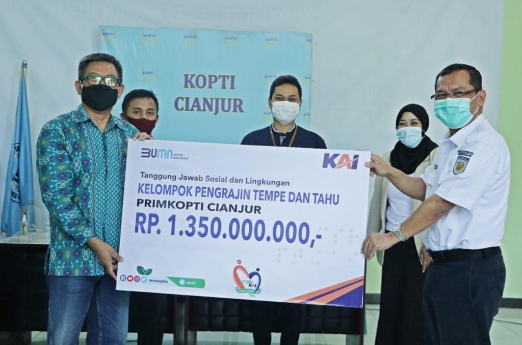 keretaapikita's tweet photo. KAI Salurkan Bantuan untuk Pelestarian Lingkungan dan UMKM
https://t.co/q8zBzv39Jz
KAI terus berkomitmen memberikan kontribusi nyata secara kontinu kepada masyarakat salah satunya melalui program-program Tanggung Jawab Sosial dan Lingkungan.
#CSRKAI https://t.co/upjF9U30f6