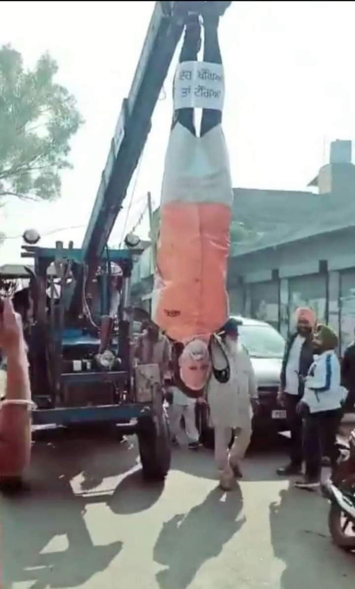 dcboss0001's tweet photo. Roll back ! 

What ?
Don’t you know that Modi express does not have a reverse gear.

How much hatred these people have for Modiji..
This is not Protest but pure Goondaism..

#Diljit_Kitthe_aa https://t.co/OPuDwImtT2