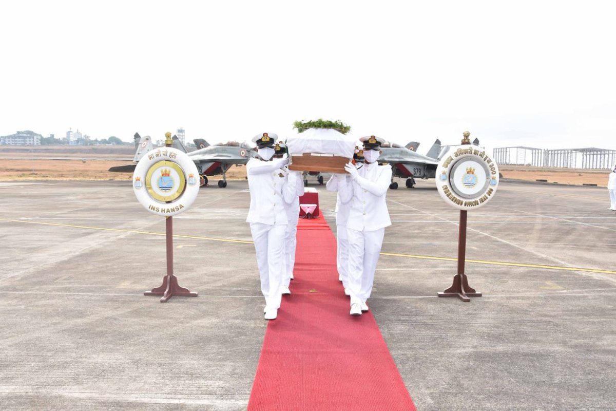 Defence_Squad_'s tweet image. MiG-29K pilot Commander Nishant Singh was laid to rest with full military honours at Goa today.  Deepest condolences to his wife Nayaab and the family.
.
#IndianNavy #MiG29K #NishantSingh #Jaihind