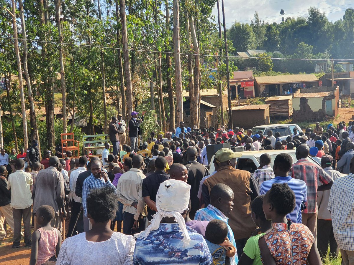 TheAllianceUG's tweet image. Gen. @mugishamuntu in #Bukwo district 

The road from Kapchorwa to Swam (boarder of Uganda and Kenya) is only 75 KM but it took us 6 hours to reach here. Even if we hadn't come here to campaign I would be surprised if you voted For NRM"