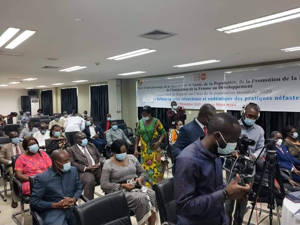 CongoUnfpa's tweet photo. #ChezMoiAuCongo
#HappeningNow lancement du rapport sur l'état de la population mondiale 2020 sous le haut patronage MSPPFIFD 
Un rapport qui souligne et denonce les pratiques qui nuisent aux femmes et aux filles et qui font obstacle à légalité.
#EndViolenceAgainstWomen
#16Days https://t.co/d4PyeZVRSr