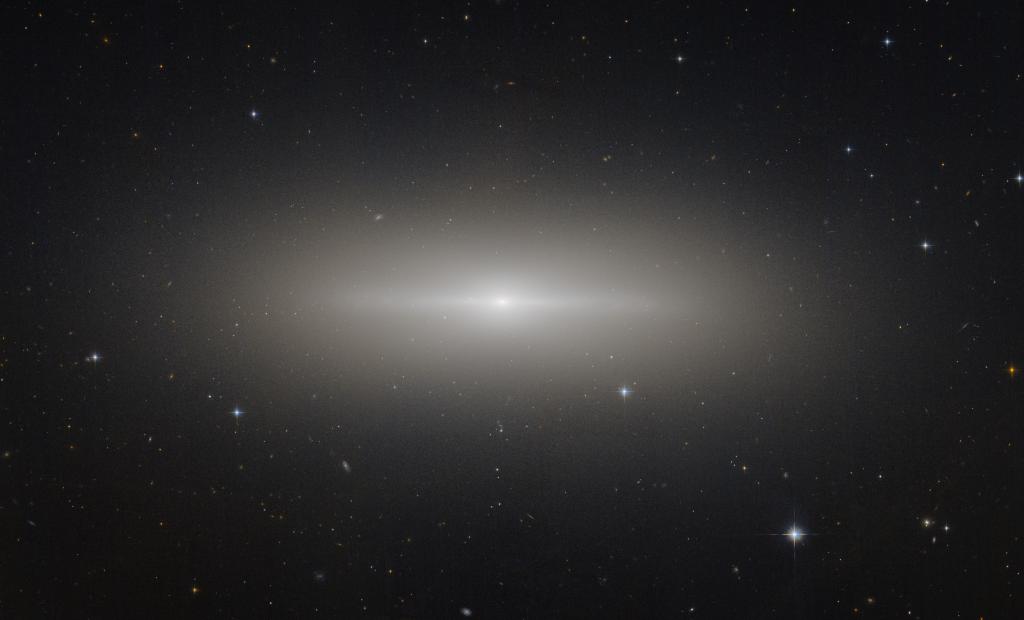 NASAHubble's tweet photo. Today, we released new Hubble images of 30 beautiful cosmic objects from the Caldwell Catalog in honor of Hubble's 30th anniversary year! 🥳 

Explore stunning galaxies, nebulae, and star clusters: https://t.co/dNXPMm8XTy

#Hubble30 https://t.co/Rw0MswMHGL