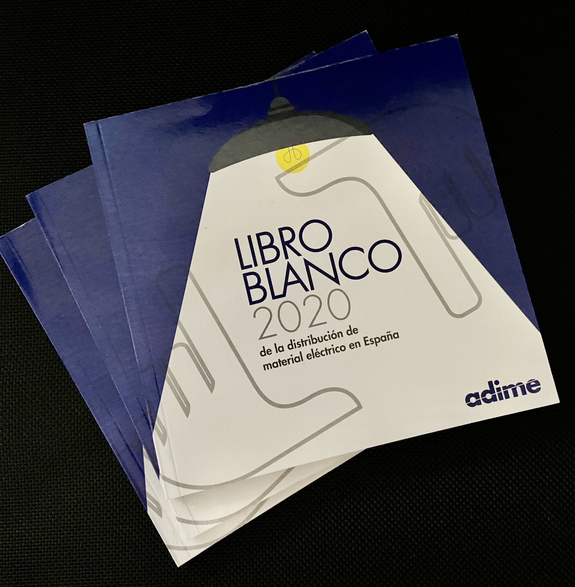 fernandojpons's tweet image. Recién llegado de imprenta! Muy orgullosos y agradecidos a ADIME por la confianza para elaborar una nueva edición del Libro Blanco de la distribución de #materialeléctrico en España #smartmaps @pablofambuena