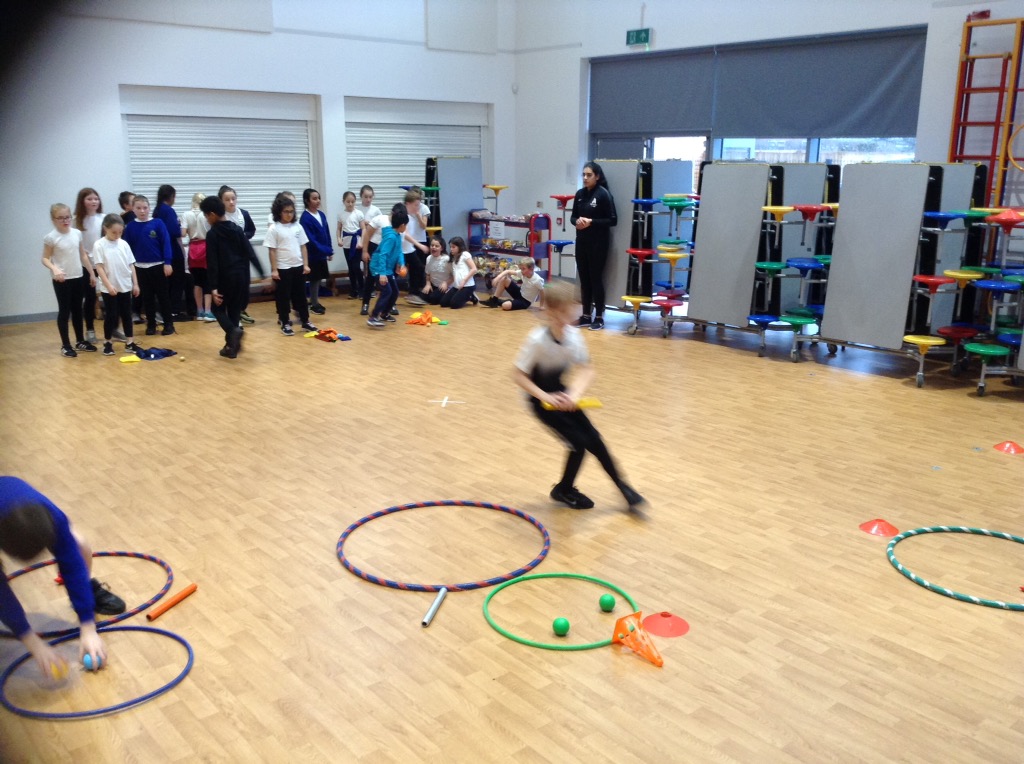 UptonHeathCE's tweet photo. Year 5 team games - building the perfect snowman!! #birch#elmuhps @activityforall https://t.co/3CQmFucs2z