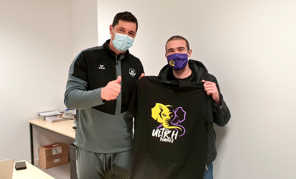 HBCNantes's tweet image. 🙌 Attention au top des @supportersultrh en ces temps compliqués.

Un petit mot sympa + un t-shirt Ultr'H adressés aux coachs et aux joueurs avant leur arrivée à l'entraînement. De quoi leur donner encore plus de force pour cette fin d'année 👊

#WeHfamily 💜