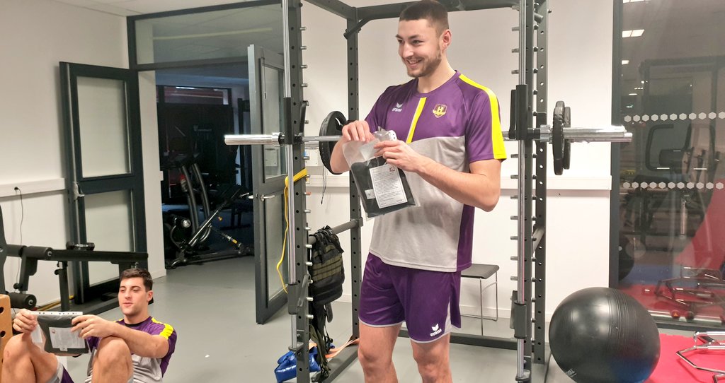 HBCNantes's tweet image. 🙌 Attention au top des @supportersultrh en ces temps compliqués.

Un petit mot sympa + un t-shirt Ultr'H adressés aux coachs et aux joueurs avant leur arrivée à l'entraînement. De quoi leur donner encore plus de force pour cette fin d'année 👊

#WeHfamily 💜