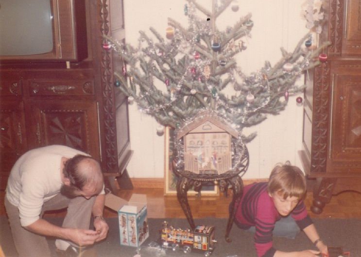 [THREAD] En cette période de Noël qui se prépare, on a eu l'envie de vous raconter le premier Noël des jeux vidéo en France, tel qu'il nous est apparu dans l'écriture d'Une histoire du jeu vidéo en France, à travers ce qu'en dit la presse de l'époque.Bienvenu en décembre 1977.