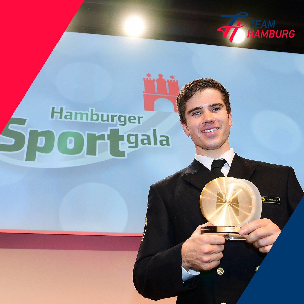 SLH040's tweet photo. Heute vor einem Jahr: 
Thorben Johannesen bejubelt seinen lupenreinen Hattrick. Nach 2017 und 2018 wurde der Ruderer auf der Hamburger Sportgala 2019 zum dritten Mal in Folge zu Hamburgs Sportler des Jahres gekürt. https://t.co/eE00qFR1nv