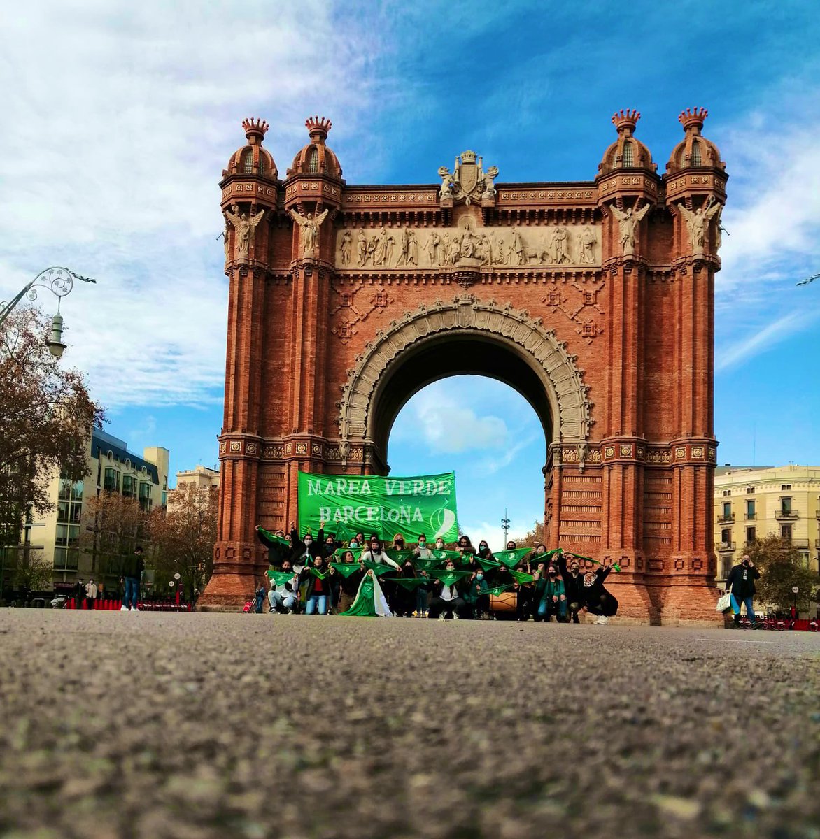 En Barcelona también se festeja que #AbortoLegal2020 tiene sanción en Diputadxs! 
131 votos a favor 💚
117 votos en contra 
6 abstenciones
Ahora vamos por el Senado 
#SaleSiSalis ✊🏽#AbortoLegalYa 🔥