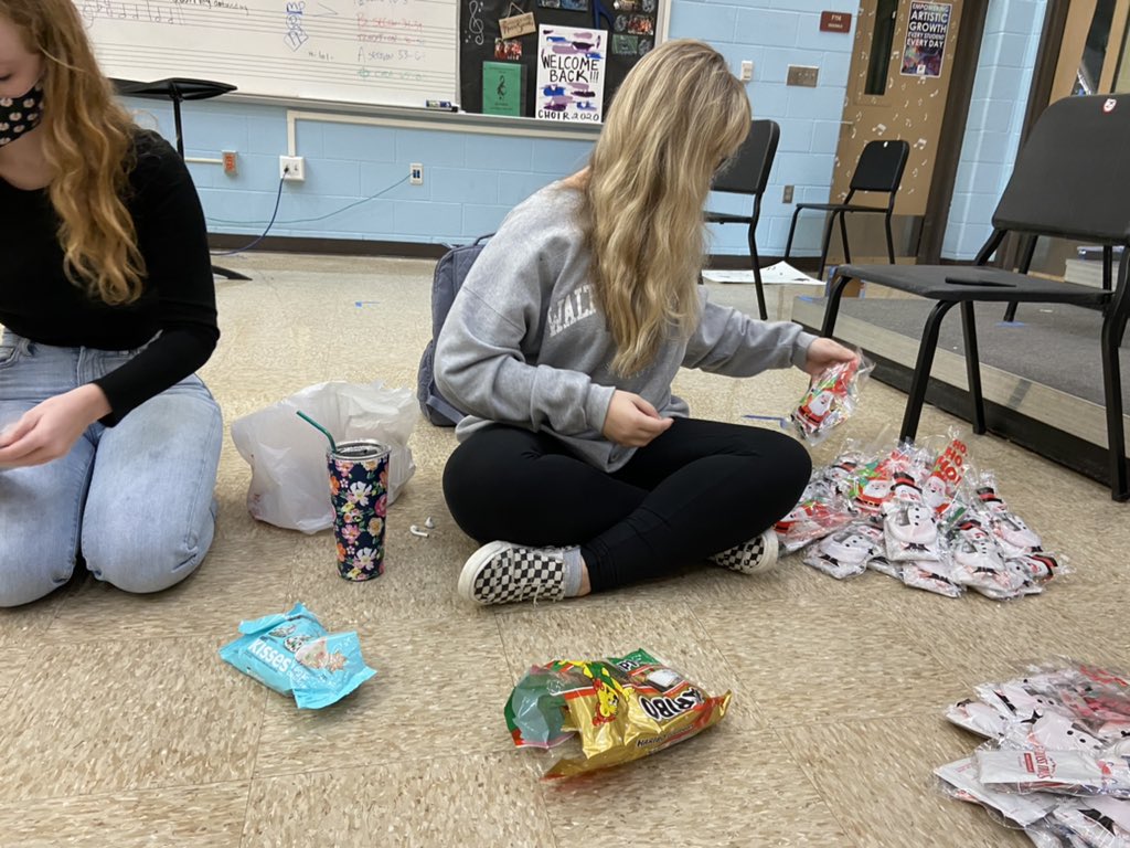 Choir officers had a very merry morning making snack baggies for tomorrow’s movie night!!! Come by during or after 5th period to pick them up!
